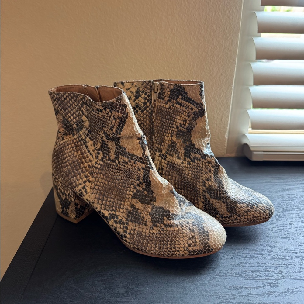 UO Snake Skin Boots Size7